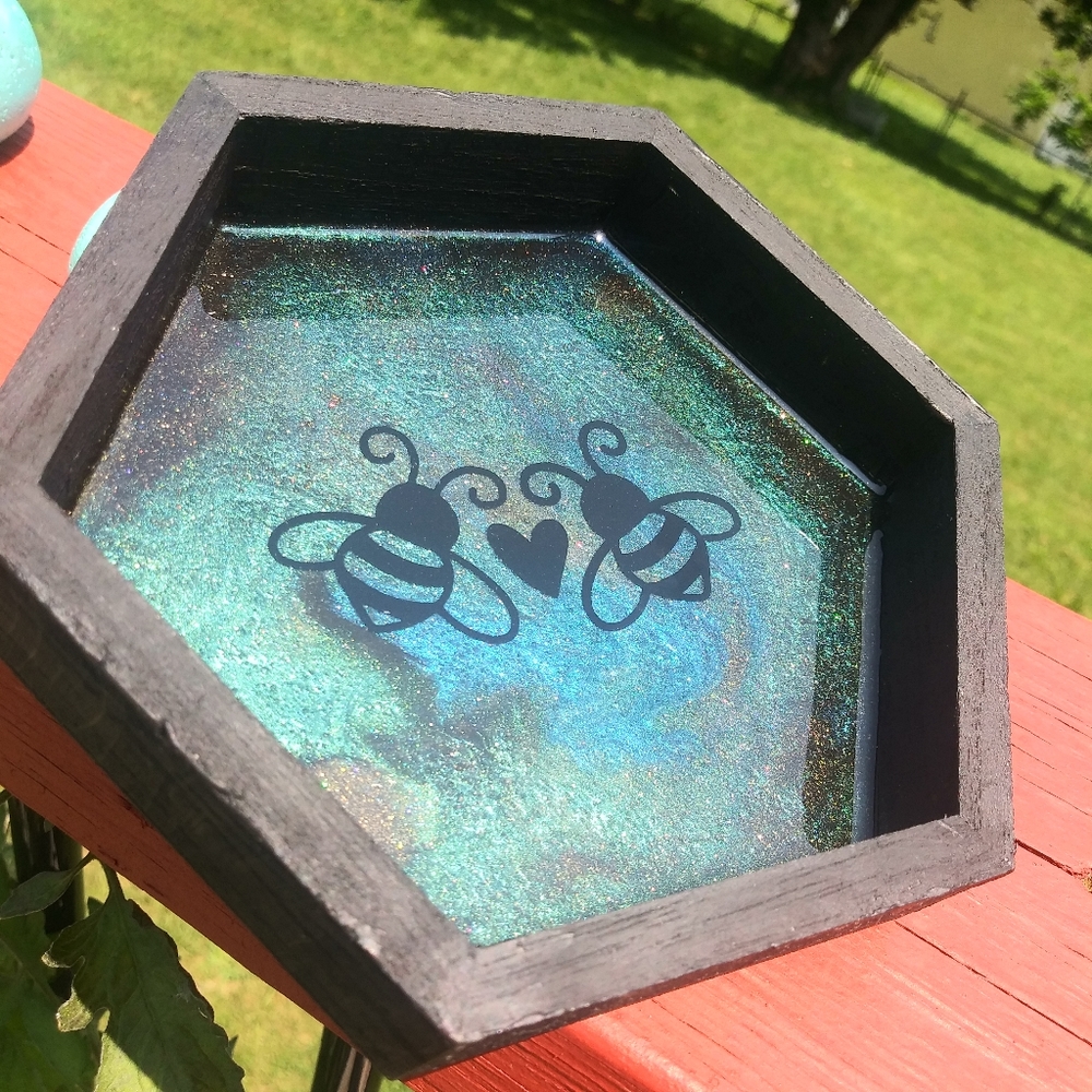 ๐SOLD๐Bees Heart Wall Art Resin Shadow Box Unique Bee Love Hexagon Black Frame - Picture 7 of 10